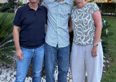 Camelo Torre vor Hotelanlage mit Familie