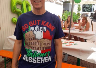 Carmelo Torre auf seiner Geburtstagsfeier mit lustigem Shirt